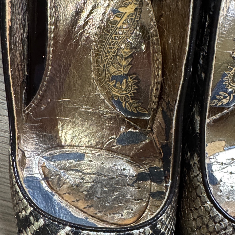 Sofft Women's Elegant Black and Gold Snake print Heels - Picture 10 of 12